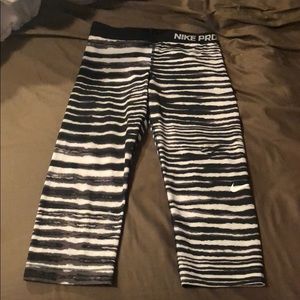 Nike pro Capri leggings.